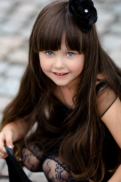 Retrato de menina ao ar livre em vestido preto — Fotografia de Stock