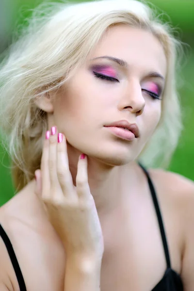 Portrait of a beautiful blonde girl outdoors in summer — Stock Photo, Image