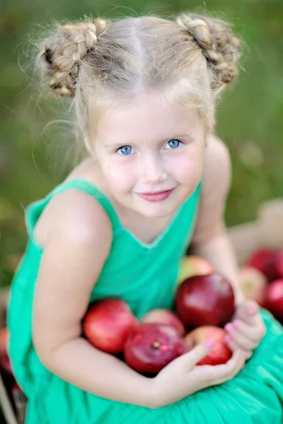 Portrait de petite fille en plein air en été — Photo