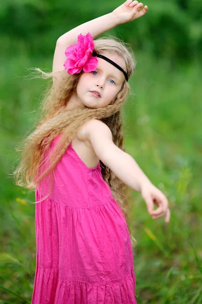 Portrait de petite fille en plein air en été — Photo