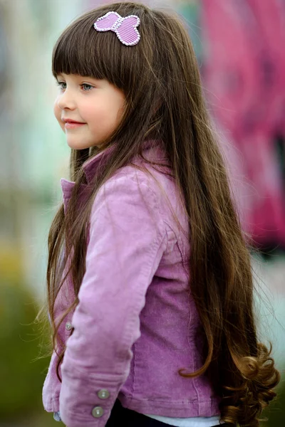 Retrato de menina ao ar livre em uma jaqueta rosa — Fotografia de Stock