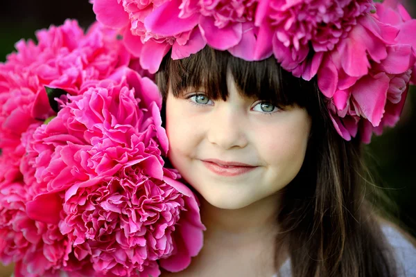 Portrait of little girl outdoors with peony — Stock Photo, Image