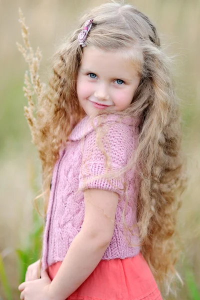Portrait of little girl outdoors in autumn — Stock Photo, Image