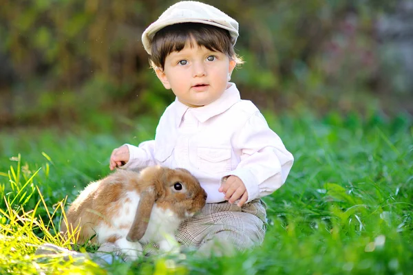 Porträt eines kleinen Jungen mit einem Kaninchen — Stockfoto