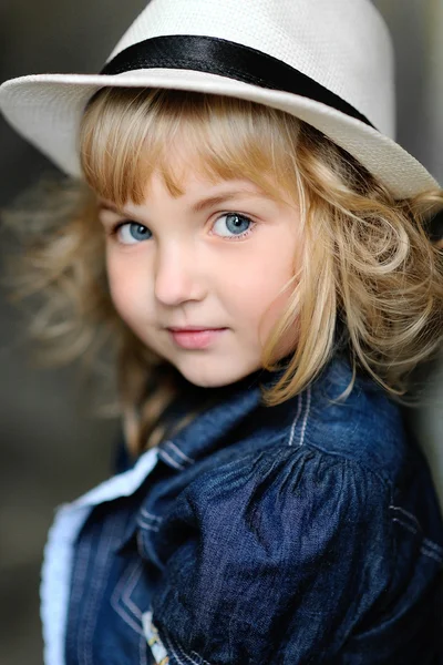 Retrato de una niña de belleza y moda —  Fotos de Stock