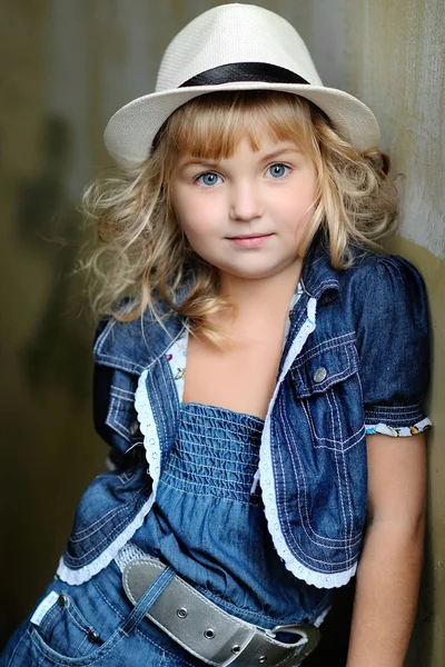 Retrato de uma menina criança de beleza e moda — Fotografia de Stock