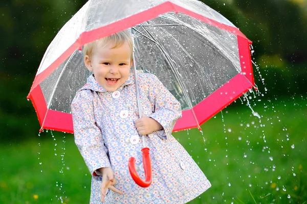 Retrato de una niña con paraguas — Foto de Stock