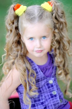 Yazın açık havada küçük bir kızın portresi.