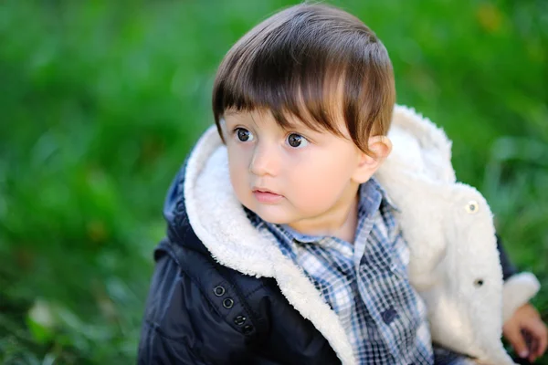 Портрет мальчика на открытом воздухе в осенней куртке — стоковое фото