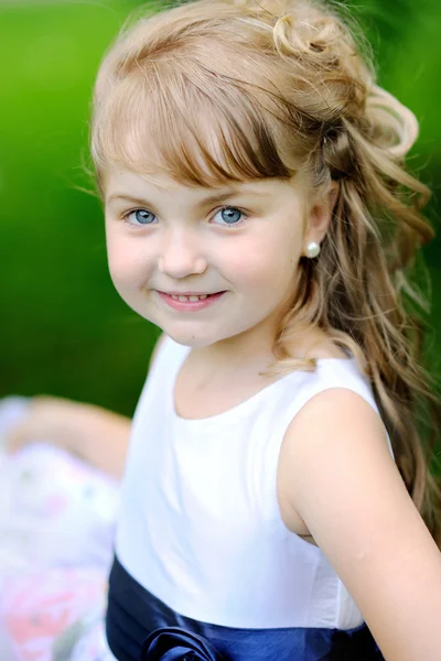Retrato de uma menina princesa de beleza e moda — Fotografia de Stock