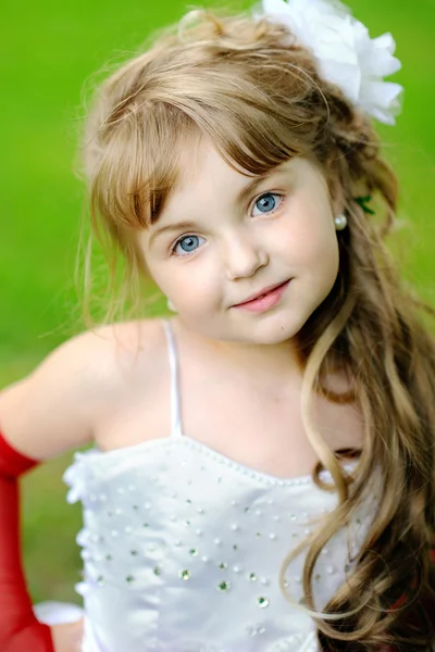 Retrato de uma menina princesa de beleza e moda — Fotografia de Stock