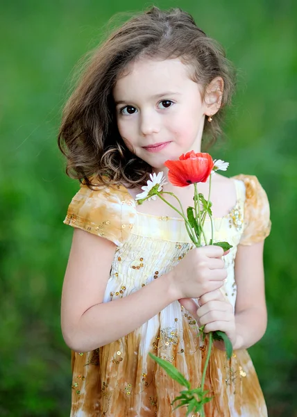 Portret van meisje met een bloem papaver — Stockfoto