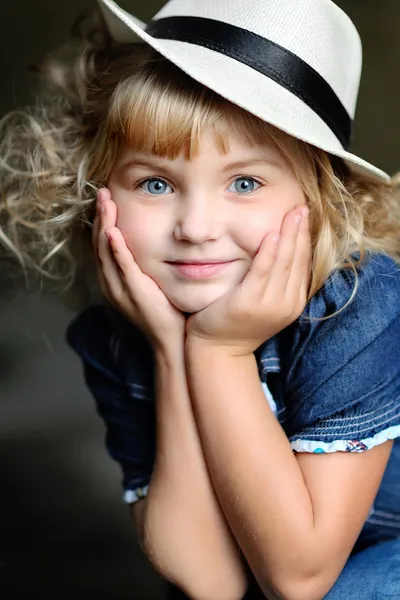 Retrato de uma menina criança de beleza e moda — Fotografia de Stock