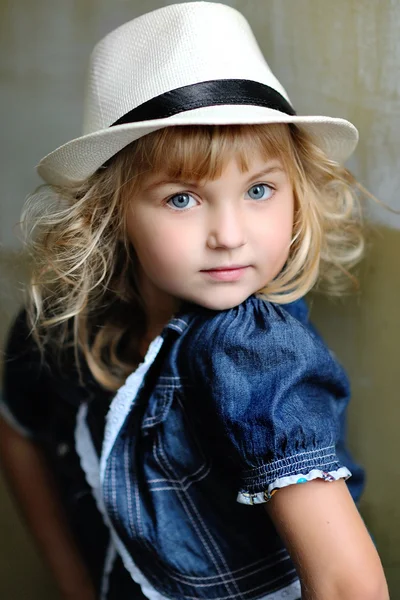 Retrato de una niña de belleza y moda —  Fotos de Stock