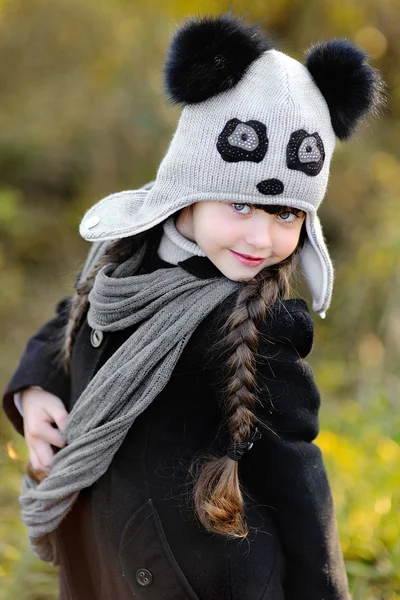 Portrait de petite fille en plein air en automne — Photo