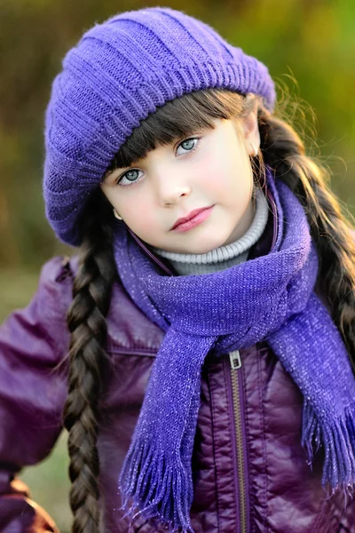 Retrato de niña al aire libre en otoño —  Fotos de Stock