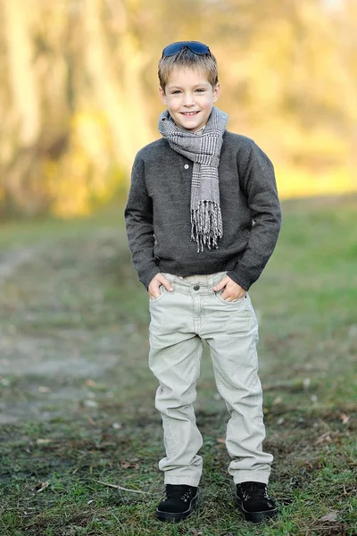 Portrait de petit garçon à l'extérieur en automne — Photo