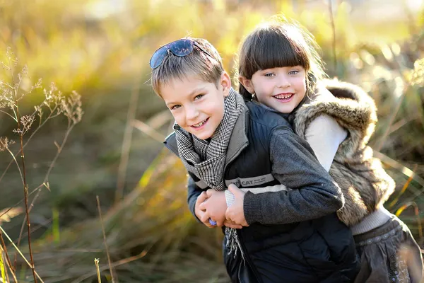 Portrait de petit garçon et fille en plein air en automne — Photo