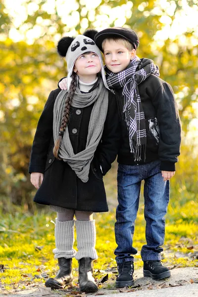 Sonbaharın küçük erkek ve kız açık havada portresi — Stok fotoğraf