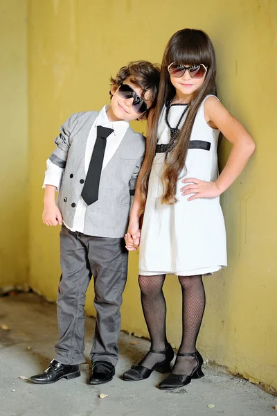 Portrait de élégant petit garçon et fille en plein air — Photo