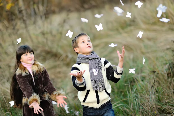Porträt kleiner Jungen und Mädchen im Herbst im Freien — Stockfoto