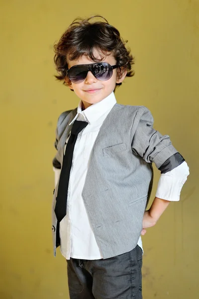Porträt eines kleinen stylischen Jungen im Freien im Anzug — Stockfoto