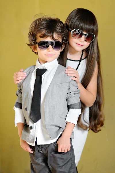 Retrato de menino e menina elegante ao ar livre — Fotografia de Stock