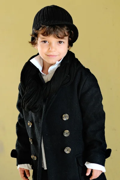 Ritratto di piccolo ragazzo elegante all'aperto in un cappotto — Foto Stock