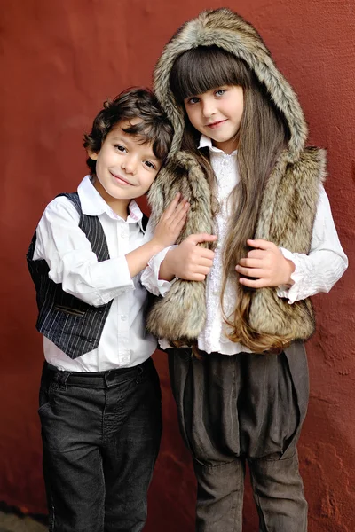 Портрет мальчика и девочки на открытом воздухе осенью — стоковое фото