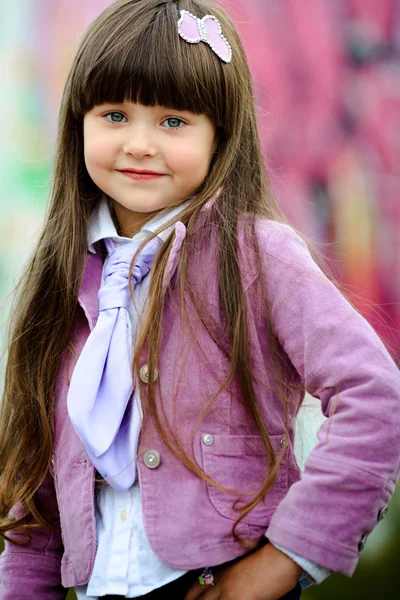 Retrato de menina ao ar livre em uma jaqueta rosa — Fotografia de Stock