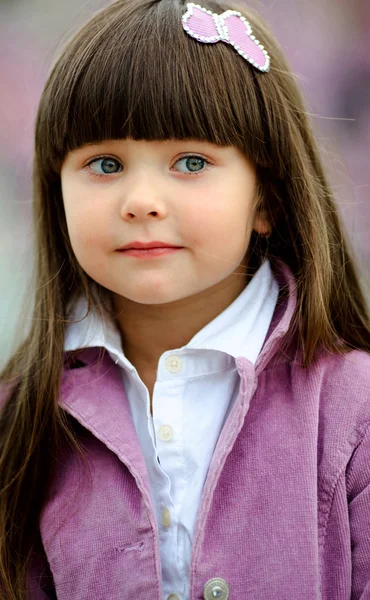 Ritratto di bambina all'aperto in giacca rosa — Foto Stock