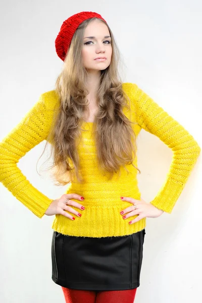 Őszi ruhákat egy gyönyörű lány portréja — Stock Fotó