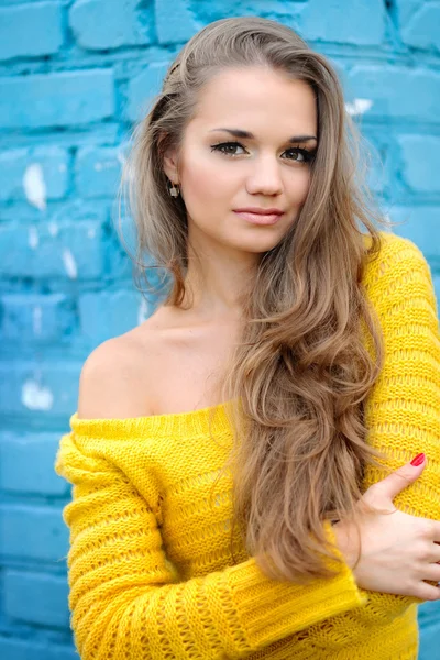 Retrato de uma menina bonita em uma camisola de malha — Fotografia de Stock