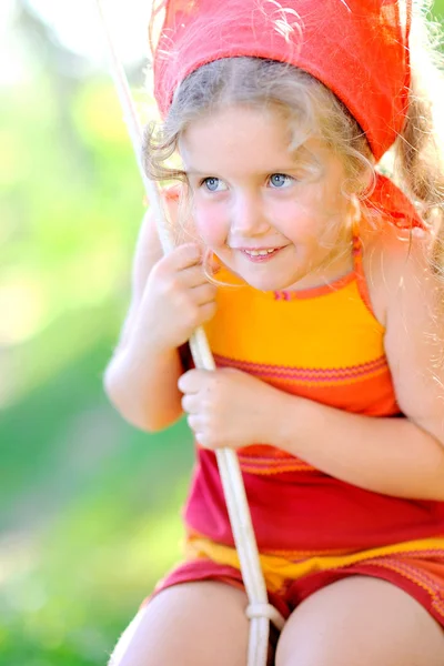 Retrato de menina ao ar livre no verão — Fotografia de Stock