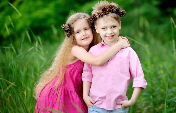 Portrét malé chlapce a dívky venku v létě — Stock fotografie