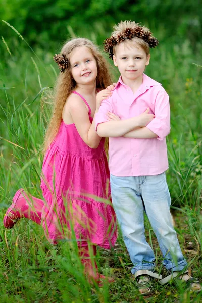 Portrait de petits garçons et filles en plein air en été — Photo