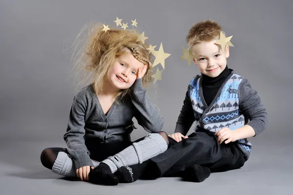 Портрет маленьких мальчиков и девочек в студии на Рождество — стоковое фото