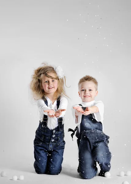 Portrait von kleinen Jungen und Mädchen im Atelier in einer Weihnachtsgeschichte — Stockfoto