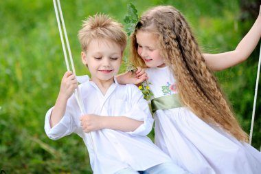 Yaz aylarında küçük erkek ve kız açık havada portresi