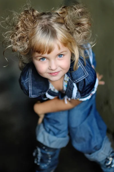 Retrato de una niña de belleza y moda — Foto de Stock