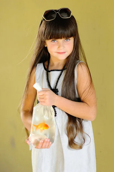 Portrait de petite fille en plein air avec un poisson rouge — Photo