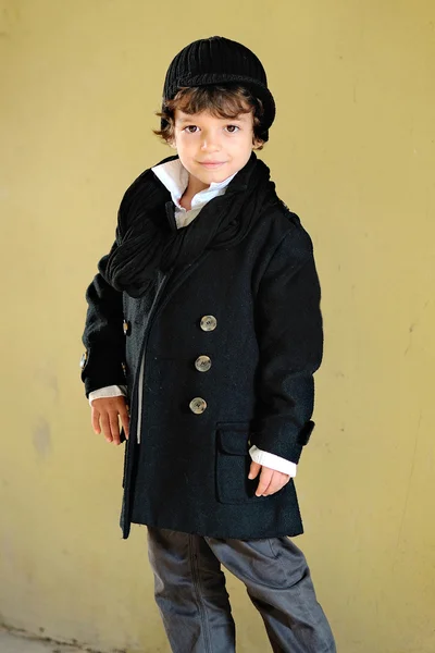 Porträtt av lilla eleganta pojke utomhus i en kappa — Stockfoto