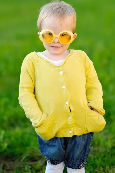 Portrait of little girl outdoors in summer — Stock Photo, Image