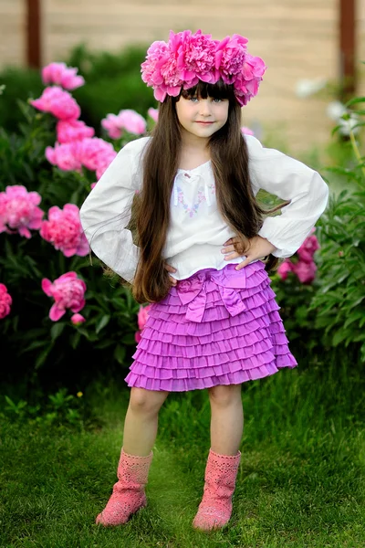 Portrét holčička venku s Pivoňka — Stock fotografie