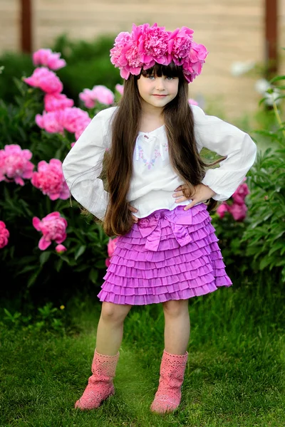 Retrato de niña al aire libre con peonía —  Fotos de Stock