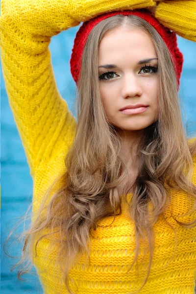 Retrato de uma menina bonita em uma camisola de malha — Fotografia de Stock