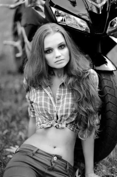 Retrato de una hermosa chica en una motocicleta — Foto de Stock