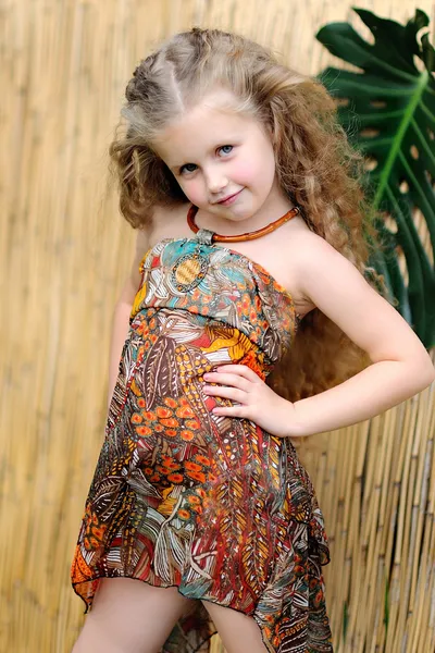 Portret van meisje buiten in de jungle — Stockfoto