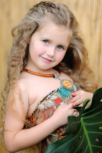 Portrait de petite fille en plein air dans la jungle — Photo