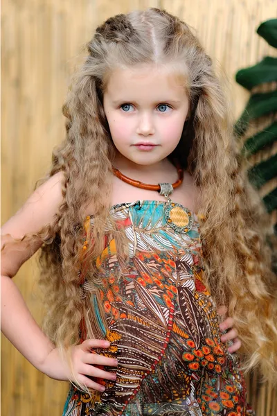 Портрет маленькой девочки на открытом воздухе в джунглях — стоковое фото